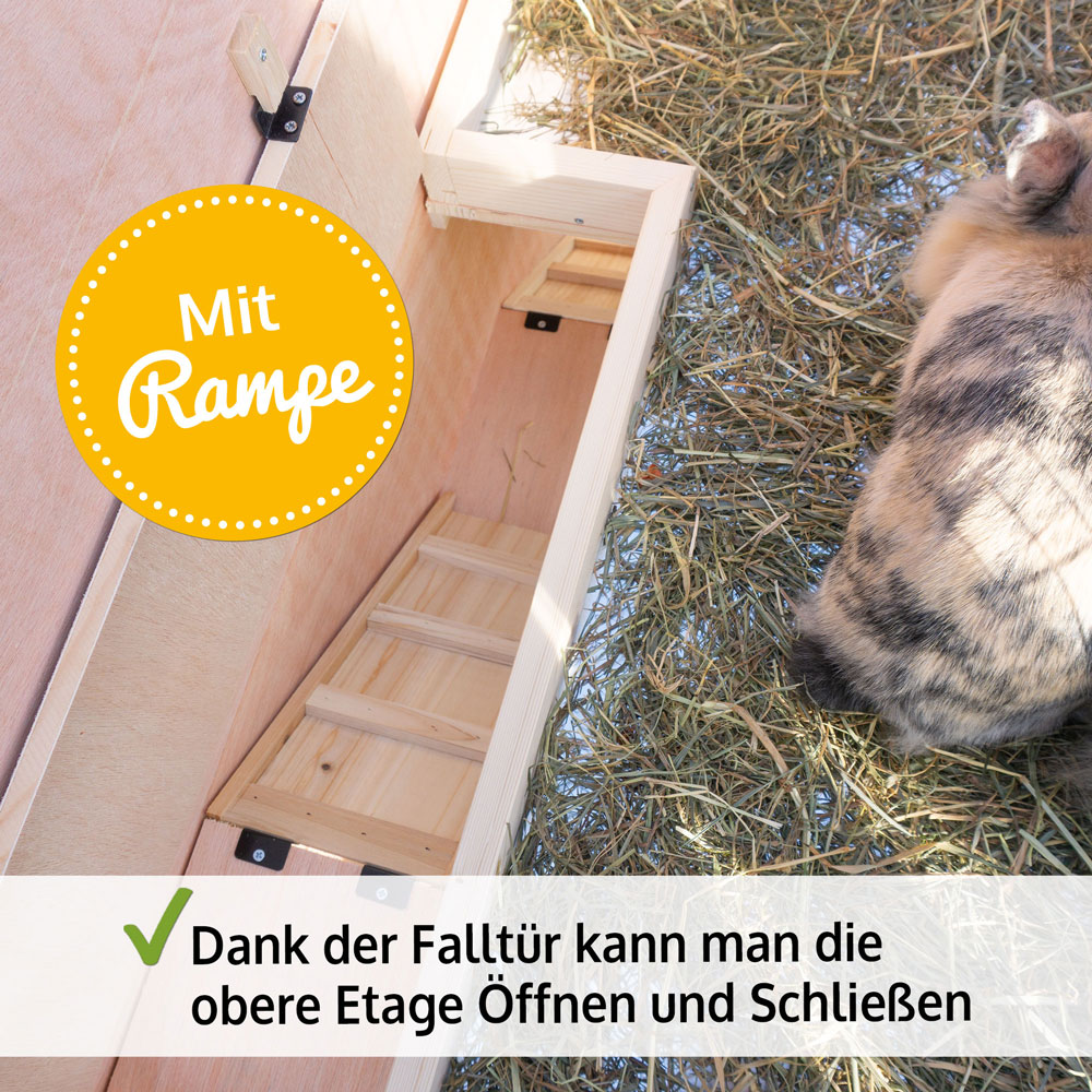 Dank der Falltür im Hasenstall Knuffel kann die obere Etage geöffnet und geschlossen werden