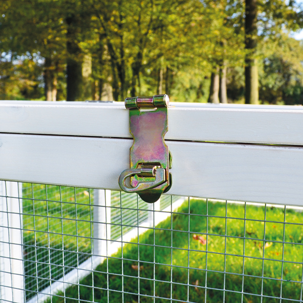 Nahaufnahme des stabilen Metallverschlusses am Auslaufgehege Rabbit Run in Weiß bietet zusätzlichen Schutz und Sicherheit für Kleintiere im Garten