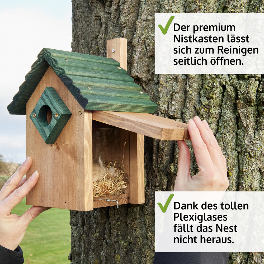 Der Nistkasten lässt sich zur Reinigung seitlich öffnen und bietet dank des Plexiglases sicheren Schutz für das Nest