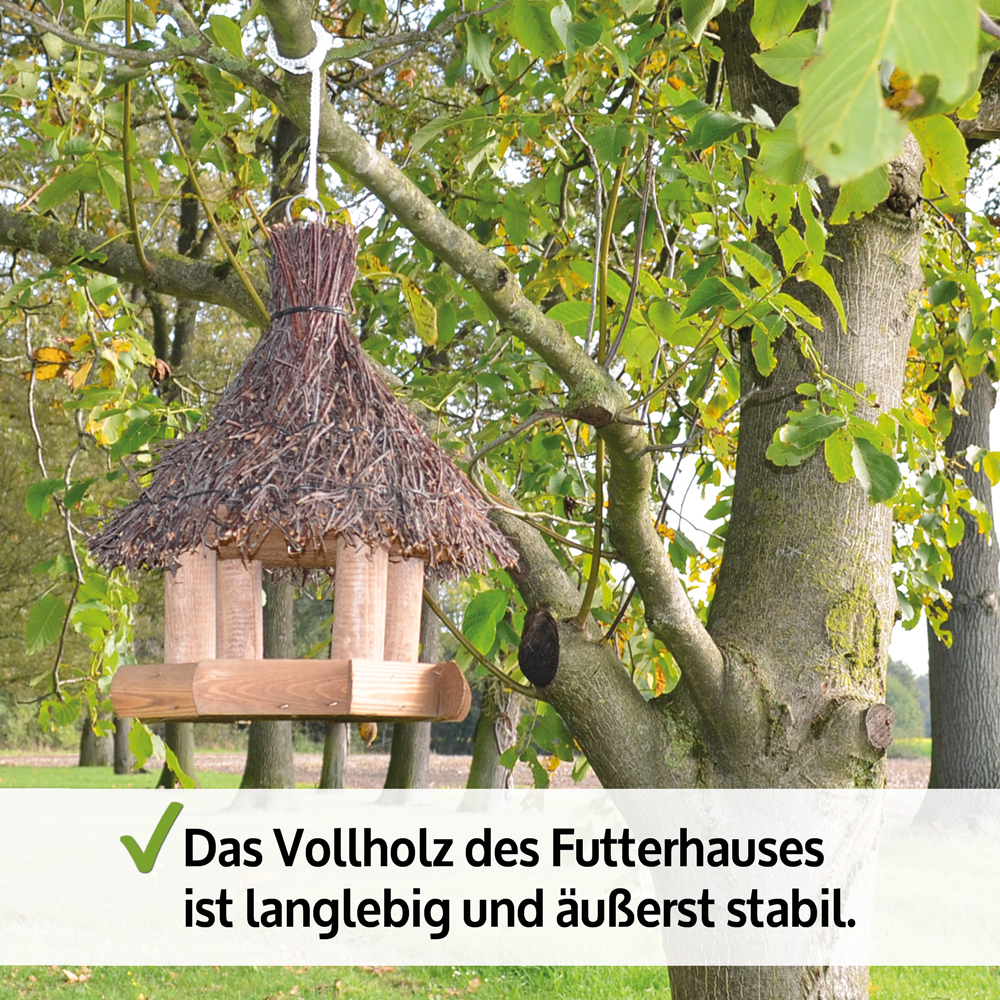 Vogelhaus Sweet Home mit einem Dach aus Reisig und einem robusten Vollholzrahmen das langlebig und äußerst stabil ist in einem Baum hängend