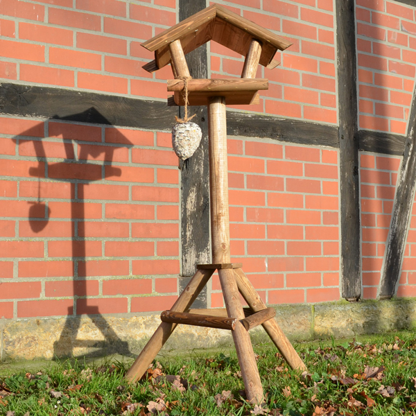 Robustes Vogelhaus Bird House mit einem dreibeinigen Ständer grünem Dach und eine Halterung für Futterknödel um Vögeln einen sicheren Futterplatz zu bieten