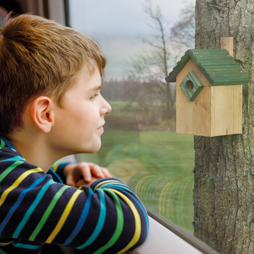 Der Nistkasten ermöglicht es die Natur hautnah zu erleben indem man die Vögel direkt vom Fenster aus beobachten kann während sie ein sicheres Zuhause im Garten finden