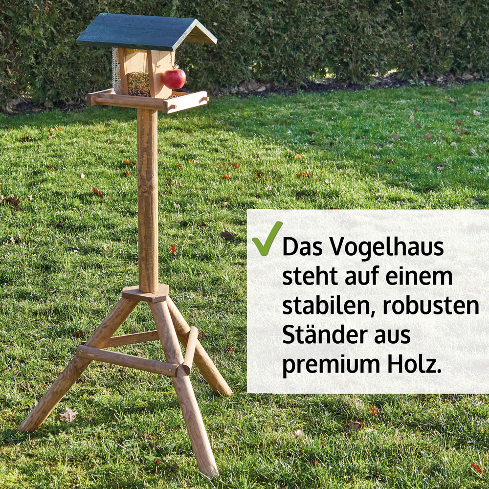 Vogelhaus Super Bird auf dreibeinigem Holzständer aus robustem Holz auf einer Rasenfläche