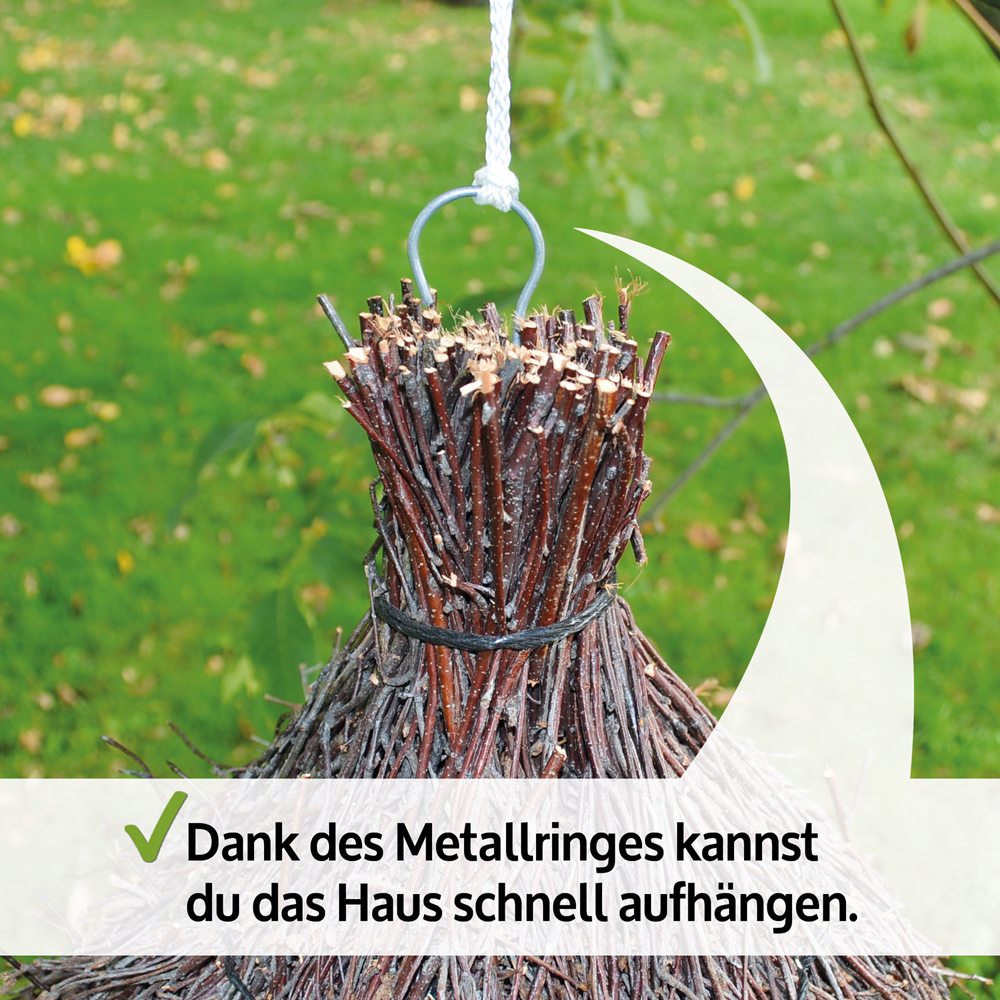 Vogelhaus Sweet Home mit einem Metallring am Reisigdach der eine einfache Aufhängung ermöglicht