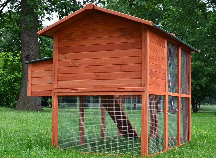 Hühnervoliere mit erhöhtem Stallbereich und sicherem Freilauf ideal für Hühner im Garten robustes Holzdesign bietet Schutz und Komfort bei jedem Wetter