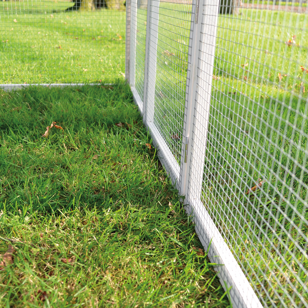 Nahaufnahme des Auslaufgeheges Rabbit Run in Weiß zeigt das engmaschige Drahtgeflecht und den stabilen Rahmen sorgt für sicheren Schutz und hält Kleintiere sicher im Gehege